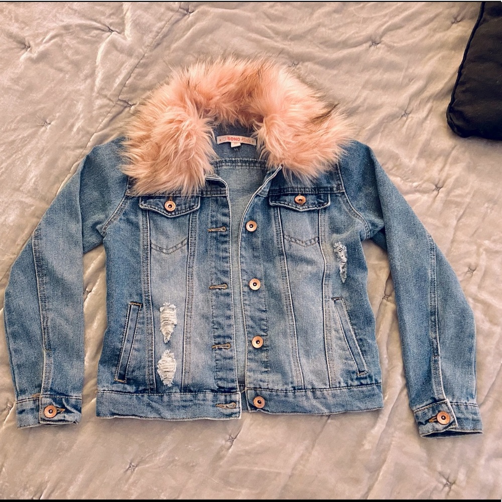 💖Girls distressed jean jacket w/faux fur collar💖